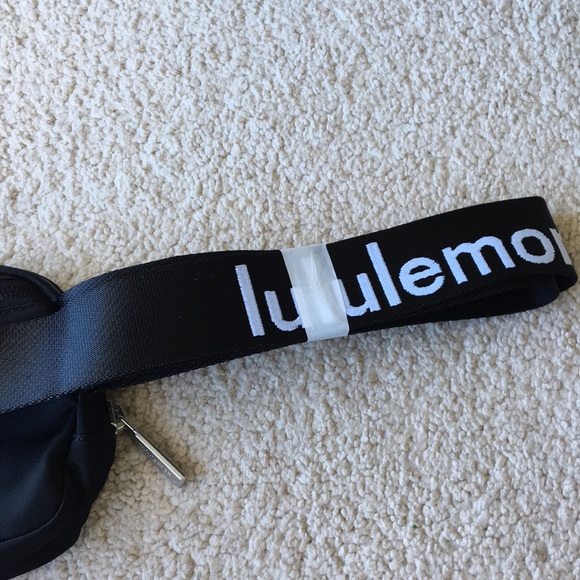 Lululemon everywhere belt bag black & white NWT wordmark waist pack logo - Picture 7 of 10